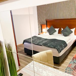 Zimmer mit Kingsize-Bett